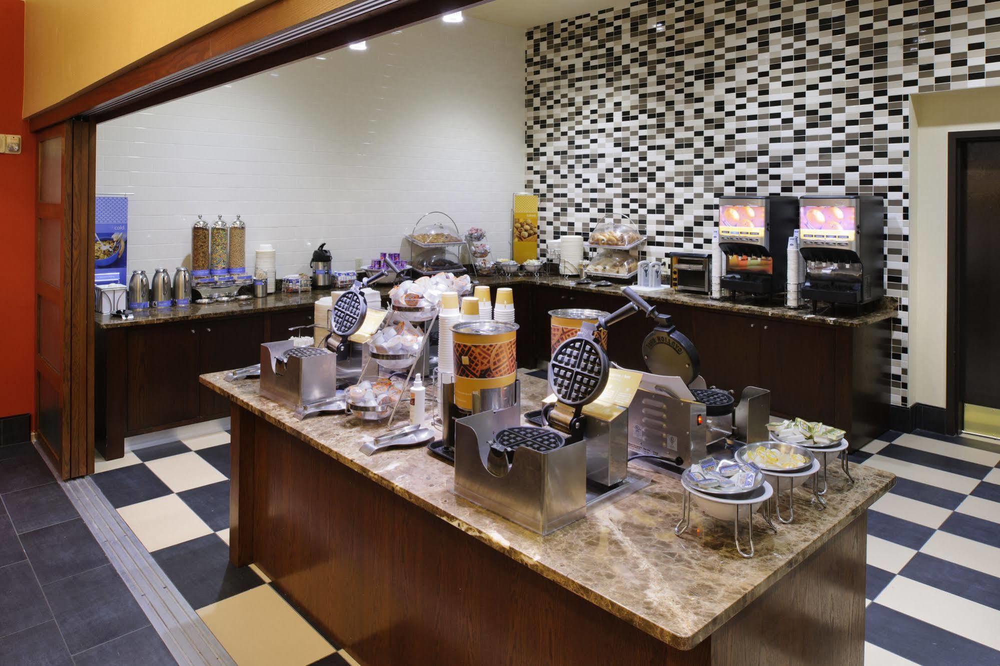 Hampton Center City-convention Center Hotel 3*
